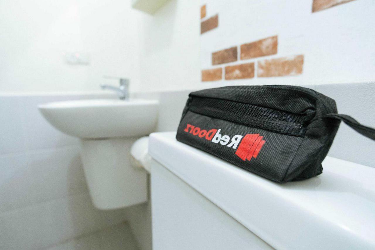 Reddoorz @ Jalan Brigjend Katamso Medan 2 Hotel Exterior photo